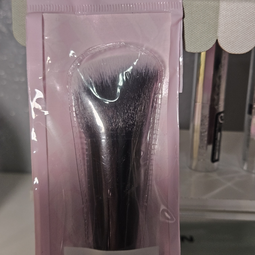 Laura Geller Angled Blush Brush - Black - Picture 7 of 10